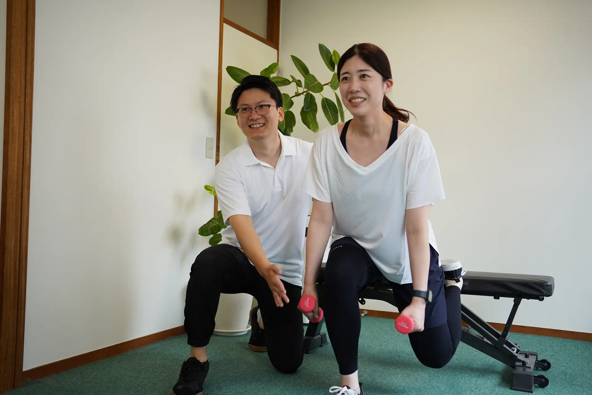 T&J GYMでトレーナーが会員様をサポートしている様子