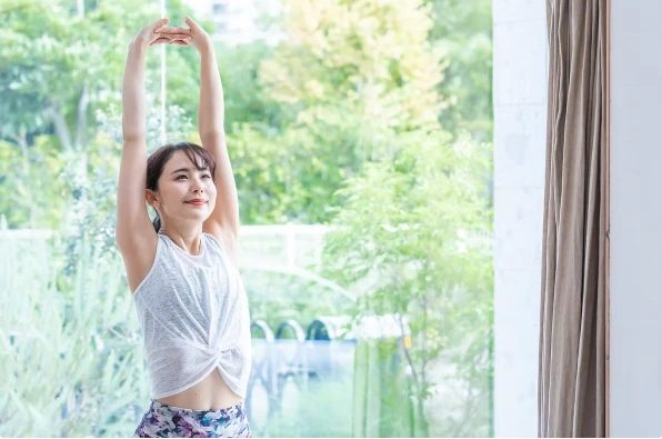 明るい窓辺で気持ちよく体を伸ばす様子